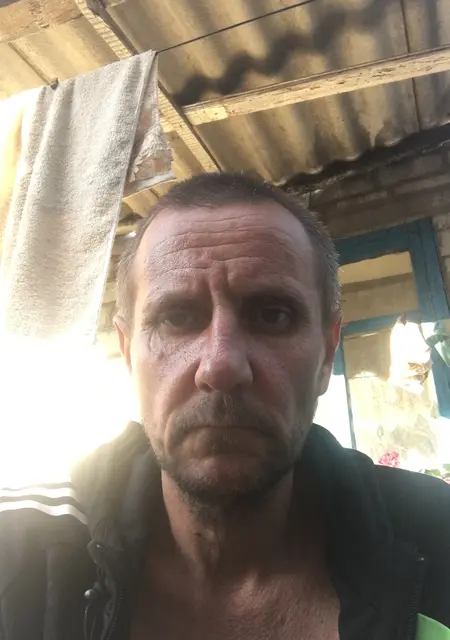 Я Саша, 44, из Верховцева, ищу знакомства без обязательств