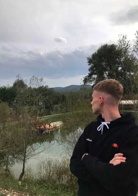 Soy Roma, 22 años de Alicante, busco conocer gente para conversación virtual