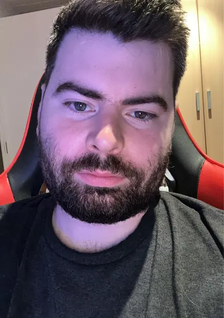 Soy Manu, 28 años de Elche, busco conocer gente para relación sin ataduras