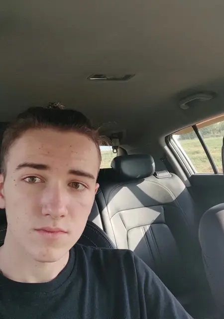 Я Павел, 20, из Донецка, ищу знакомства без обязательств