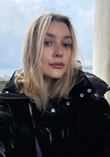 Александра из Парижа, мне 26, познакомлюсь для приятного времяпровождения