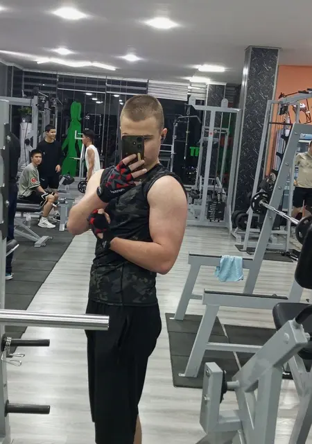 Александр из Ташкента, мне 19, познакомлюсь для постоянных отношений