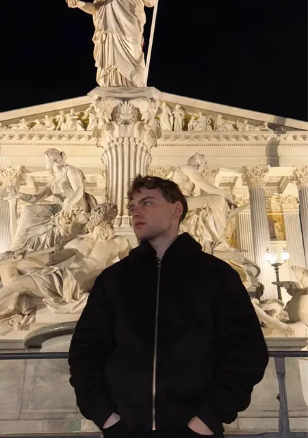 Soy Artem, 26 años de Barcelona, busco conocer gente para relación sin ataduras
