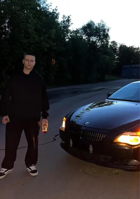 Я Артём, 21, знакомлюсь на одну ночь в Париже