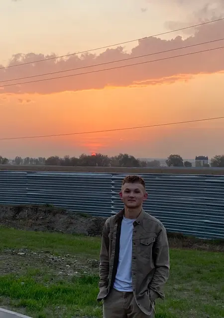 Я Денис, 19, из Есика, ищу знакомство для общения