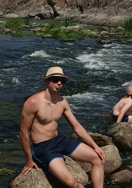 Славик из Первомайска, ищу на сайте знакомства на одну ночь