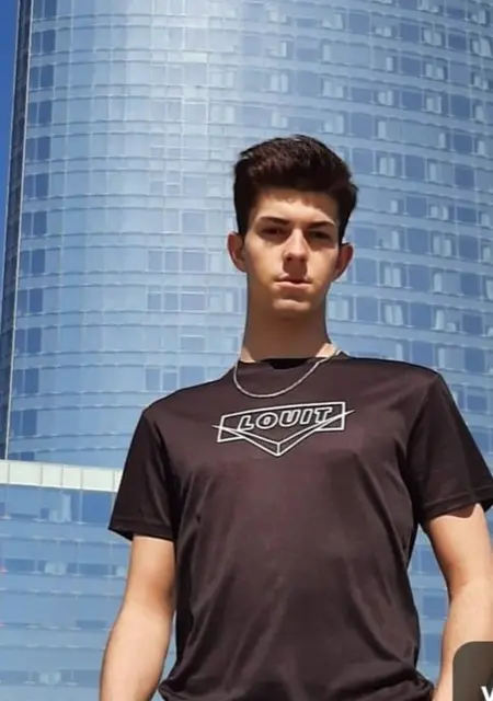 Soy Bcnnz, 23 años de Barcelona, busco conocer gente para lío de una noche