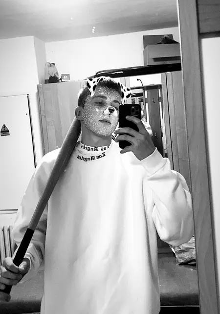 Я Adrian, 19, из Хомутов, ищу знакомства на одну ночь