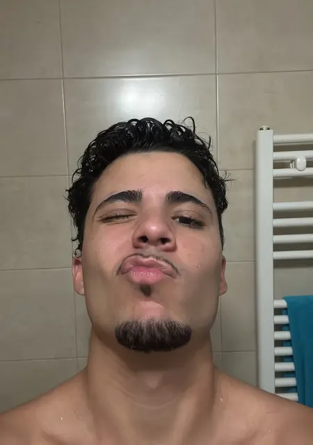 Morenito de Torrejón de Ardoz, tengo 21 años, listo para conocer para conversación virtual