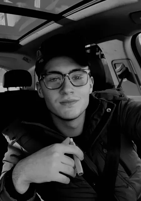 Я Дмитрий, 24 років з Києва, шукаю знайомство для приємного проведення часу