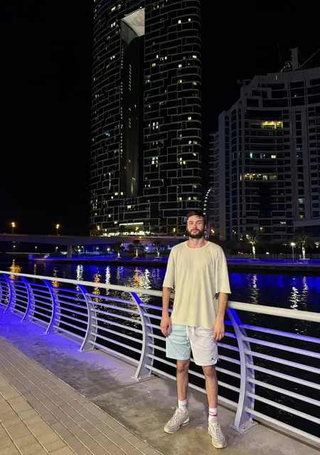 Misha из Дубая, мне 26, познакомлюсь на одну ночь