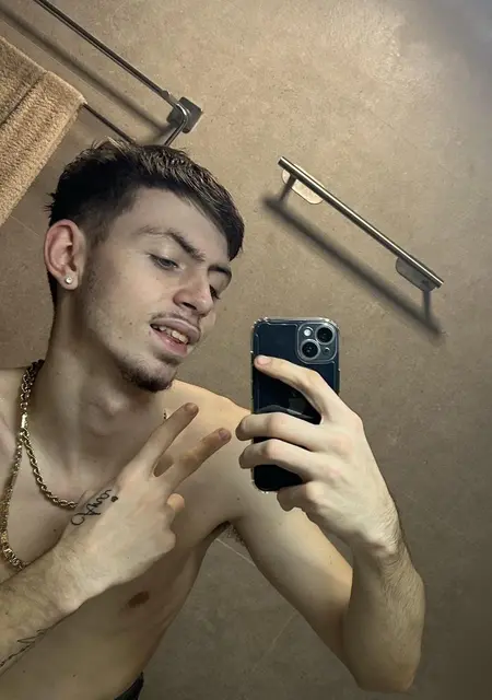 Soy Daniel, 25 años de Benalmádena, busco conocer gente para chatear