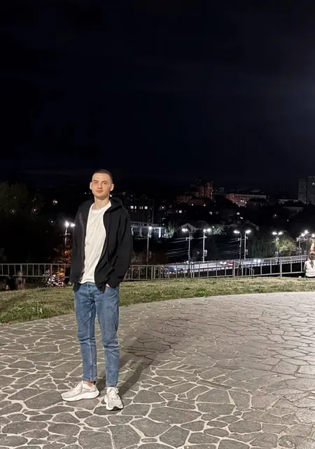 Влад из Винницы, мне 19, познакомлюсь для постоянных отношений