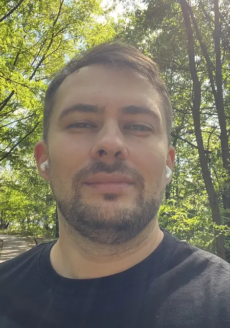 Я Павел, 39 років з Києва, шукаю знайомства без зобов'язань
