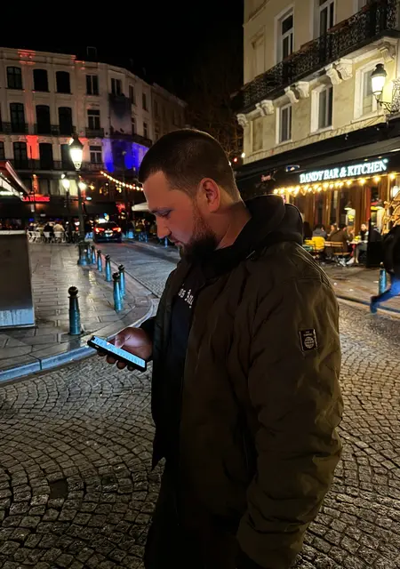 Павло из Схарбек, ищу на сайте знакомства на одну ночь