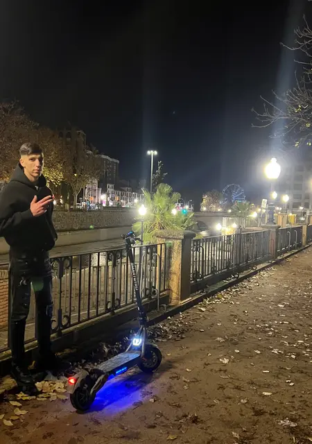 Soy Naoufal, 20 años, conociéndome para lío de una noche en Granada