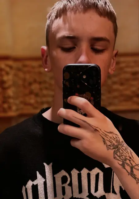 Я Антон, 19 років, знайомлюсь для відкриті стосунки у Харкові