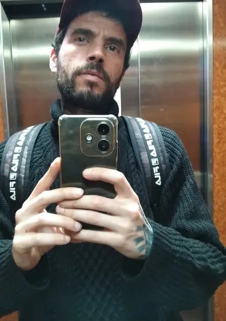 Soy Sergio, 35 años de Barcelona, busco conocer gente para lío de una noche
