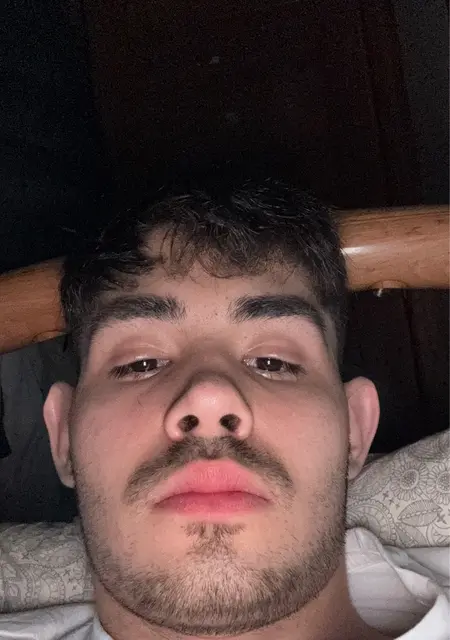 Soy Guilherme, 25 años de Sagunto, busco conocer gente para relación sin ataduras