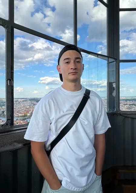 Я Сергій, 18, из Трутнового, ищу знакомства на одну ночь