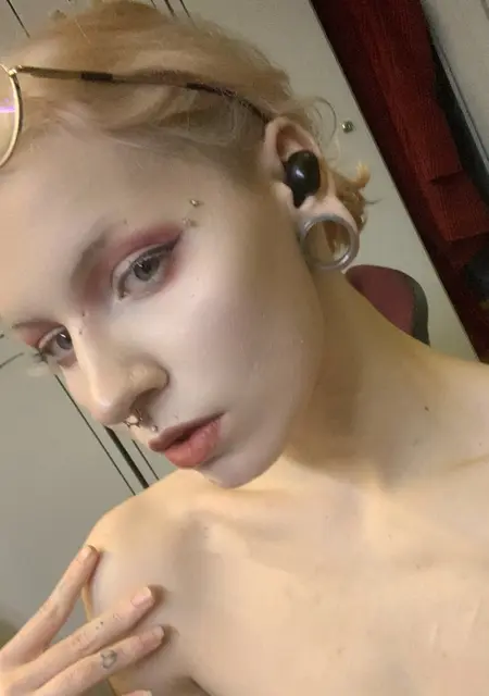Я Арина, 21, из Парижа, ищу знакомство для вирта
