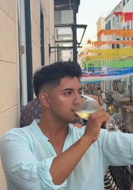Soy Revelo, 22 años, conociéndome para viaje en Rubí