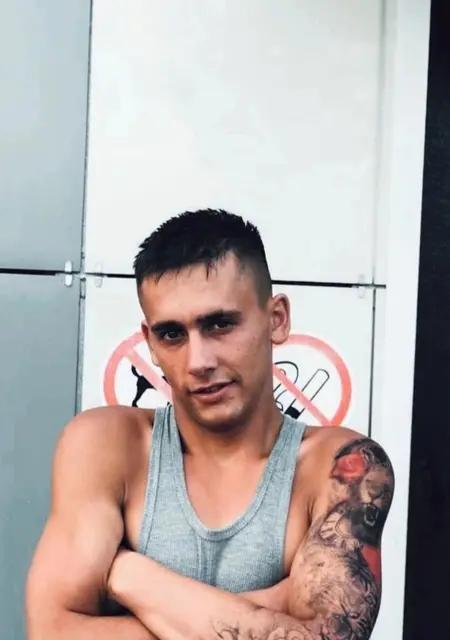 Александр из Волновахи, мне 23, познакомлюсь для открытые отношения