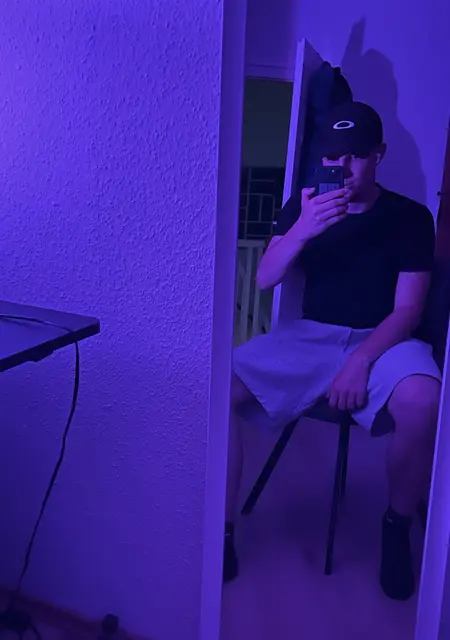 Yann из Гуммерсбах, мне 19, познакомлюсь на одну ночь