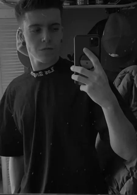 Anthony de Caldas de Reis, tengo 20 años, lista para conocer para lío de una noche