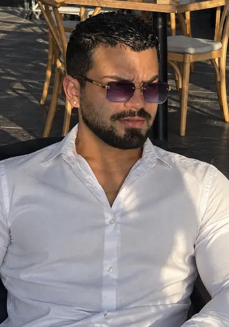 Soy Adrian, 30 años de Sevilla, busco conocer gente para viaje