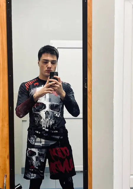 Я Александр, 20, из Амстердама, ищу знакомства на одну ночь