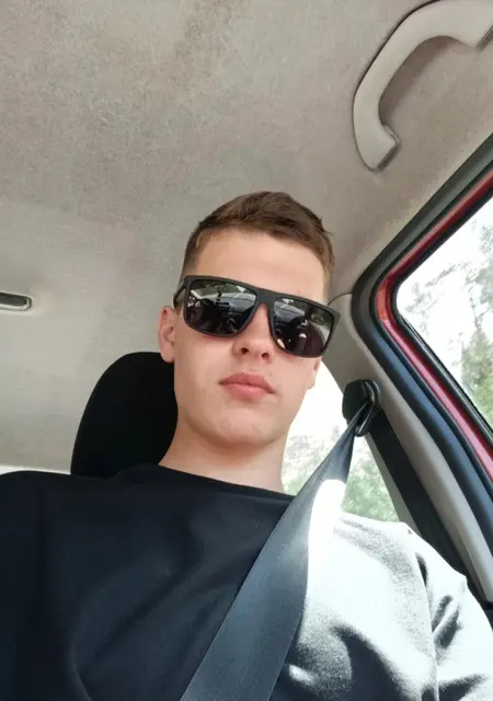 Я Александр, 19, из Минска, ищу знакомства без обязательств
