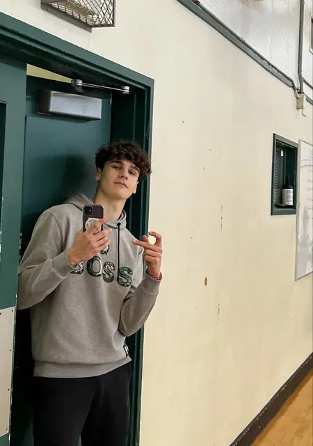 Soy Lucas, 22 años de Bilbao, busco conocer gente para relación sin ataduras