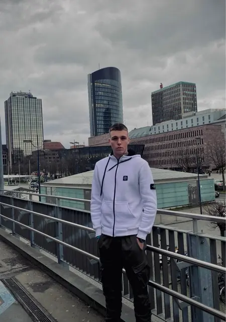 Я Игорь, 19 років, знайомлюсь на одну ніч у Запоріжжі