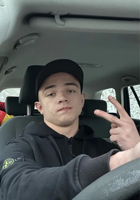 Даня з Києва, мені 18 років, познайомлюсь без зобов'язань