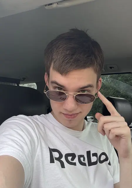 Я Михаил, 18, из Запорожья, ищу знакомство для постоянных отношений