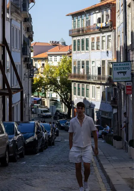 Soy Guillermo, 22 años de Granollers, busco conocer gente para relación sin ataduras