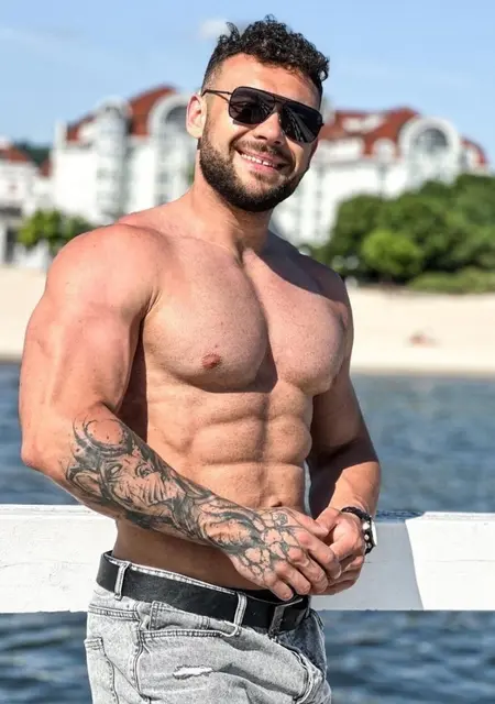 I'm Norbert, 31, looking to meet for open relationship in Nottingham