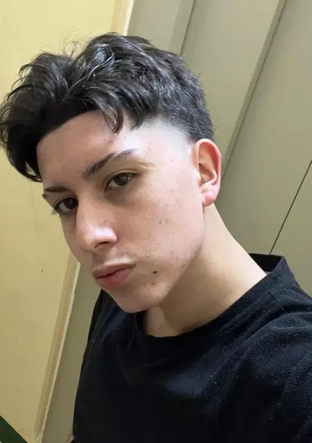 Jhon de Madrid, tengo 18 años, listo para conocer para lío de una noche