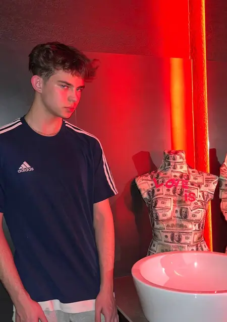 Я Кирилл, 20, знакомлюсь без обязательств в Гомеле