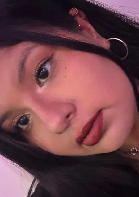 Soy Jenniee, 25 años de Barcelona, busco conocer gente para chatear