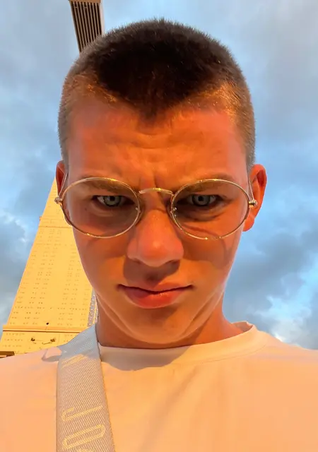 Павел из Дубая, мне 21, познакомлюсь на одну ночь