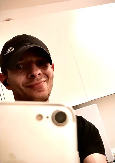 Adam из Варшавы, мне 28, познакомлюсь для приятного времяпровождения