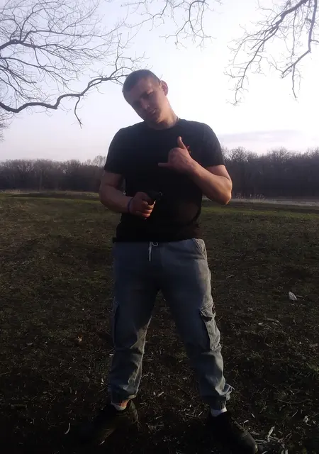 Я Александр, 20 років, знайомлюсь на одну ніч у Луганську