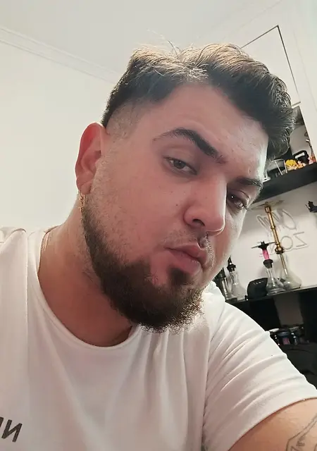 Soy Alxlpez, 21 años de Sevilla, busco conocer gente para relación sin ataduras
