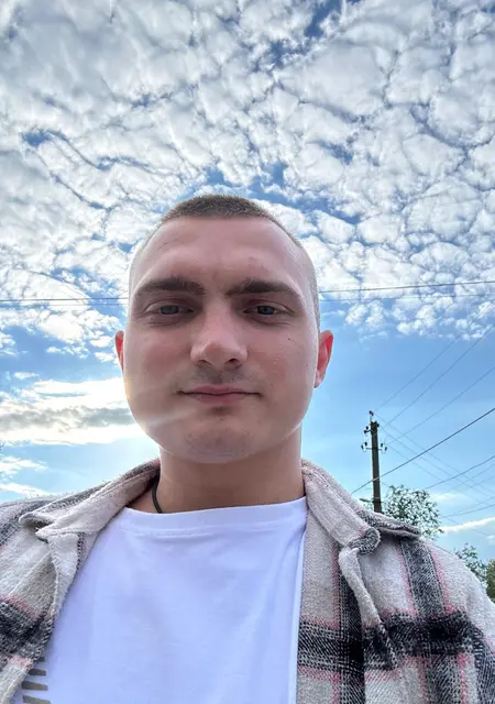 Я Даня, 24 років з Рівного, шукаю знайомство для відкриті стосунки