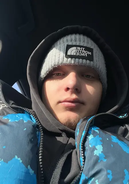 Я Саша, 20 років з Київ, шукаю знайомства без зобов'язань