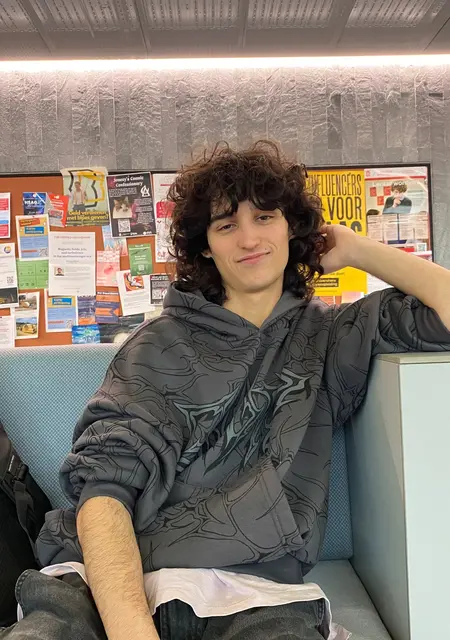 Soy Oriol, 22 años, conociéndome para lío de una noche en Barcelona