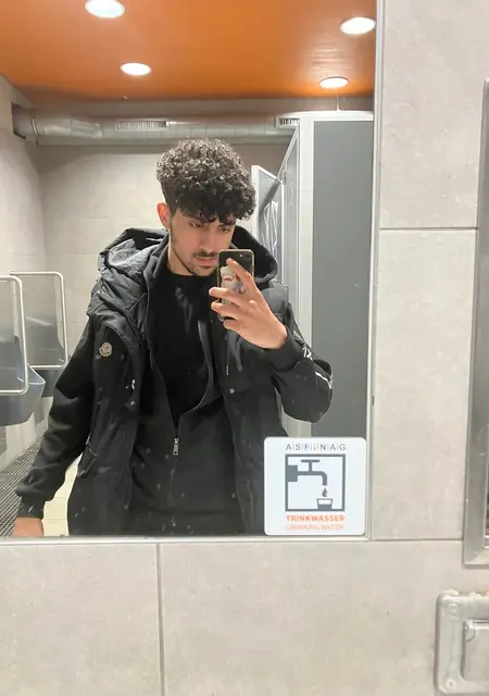 Leonardo из Эссного, мне 20, познакомлюсь для приятного времяпровождения