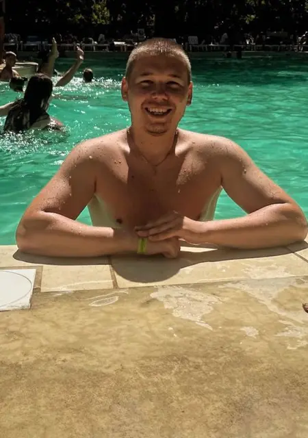 Bogdan з Дніпра, мені 19 років, познайомлюсь без зобов'язань